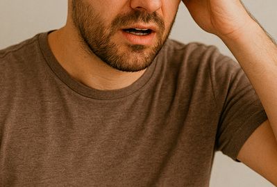 У мужчины болит голова